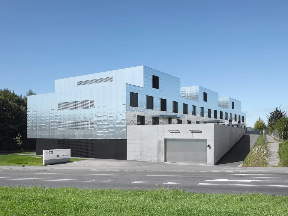Zentrale Einstellhallenplätze in Sempach – Foto 2 von 3