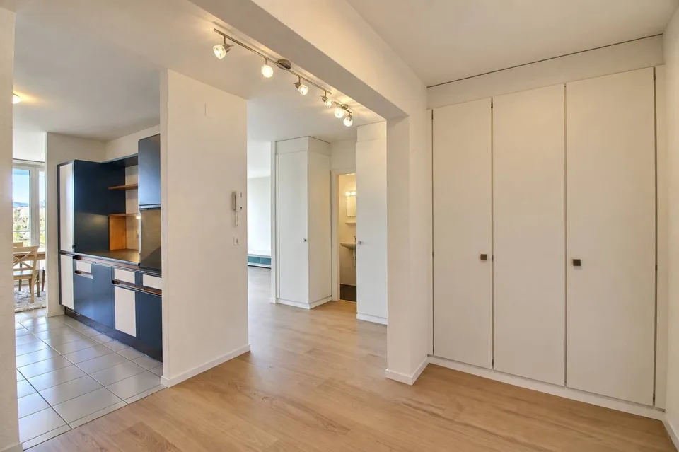 Geräumig und hell, 3.5 Zimmer mit freier Sicht in Lausanne – Foto 4 von 8
