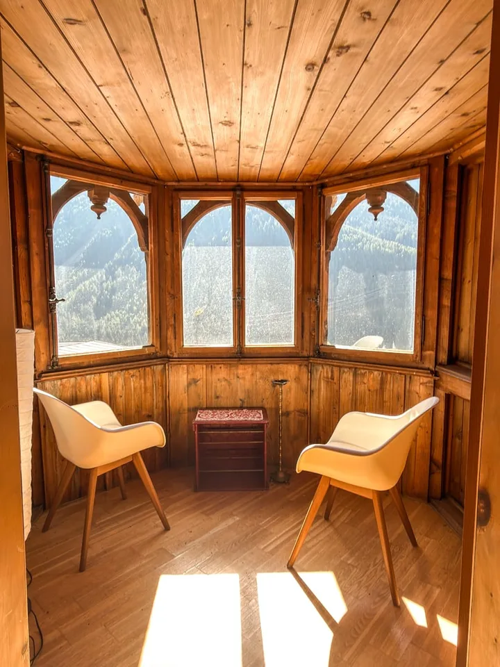 Charmante 5.5-Zimmer-Dachwohnung in Valsot – Historisches Juwel mit Bergflair – Foto 6 von 19
