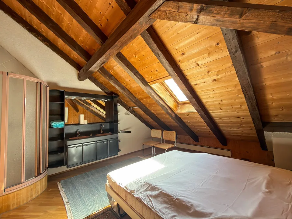 Charmante 5.5-Zimmer-Dachwohnung in Valsot – Historisches Juwel mit Bergflair – Foto 9 von 19