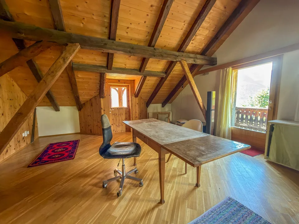 Charmante 5.5-Zimmer-Dachwohnung in Valsot – Historisches Juwel mit Bergflair – Foto 5 von 19