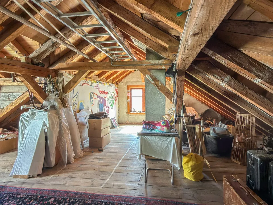 Charmante 5.5-Zimmer-Dachwohnung in Valsot – Historisches Juwel mit Bergflair – Foto 17 von 19