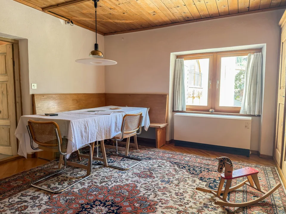 Charmante 5.5-Zimmer-Dachwohnung in Valsot – Historisches Juwel mit Bergflair – Foto 10 von 19