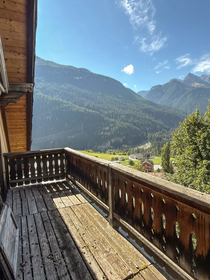 Charmante 5.5-Zimmer-Dachwohnung in Valsot – Historisches Juwel mit Bergflair – Foto 8 von 19
