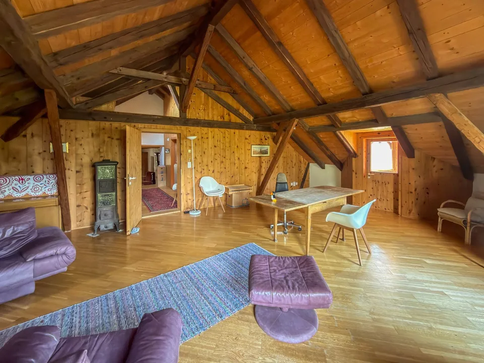 Charmante 5.5-Zimmer-Dachwohnung in Valsot – Historisches Juwel mit Bergflair – Foto 4 von 19