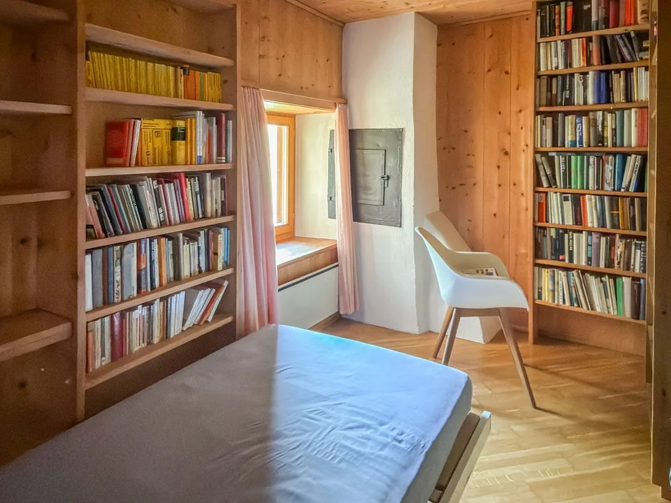 Charmante 5.5-Zimmer-Dachwohnung in Valsot – Historisches Juwel mit Bergflair – Foto 15 von 19