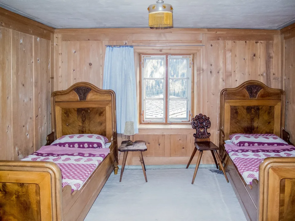 Charmante 5.5-Zimmer-Dachwohnung in Valsot – Historisches Juwel mit Bergflair – Foto 14 von 19