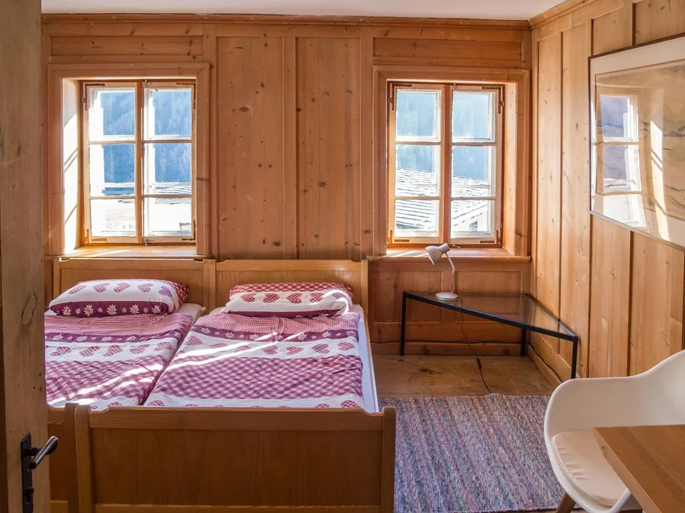 Charmante 5.5-Zimmer-Dachwohnung in Valsot – Historisches Juwel mit Bergflair – Foto 13 von 19