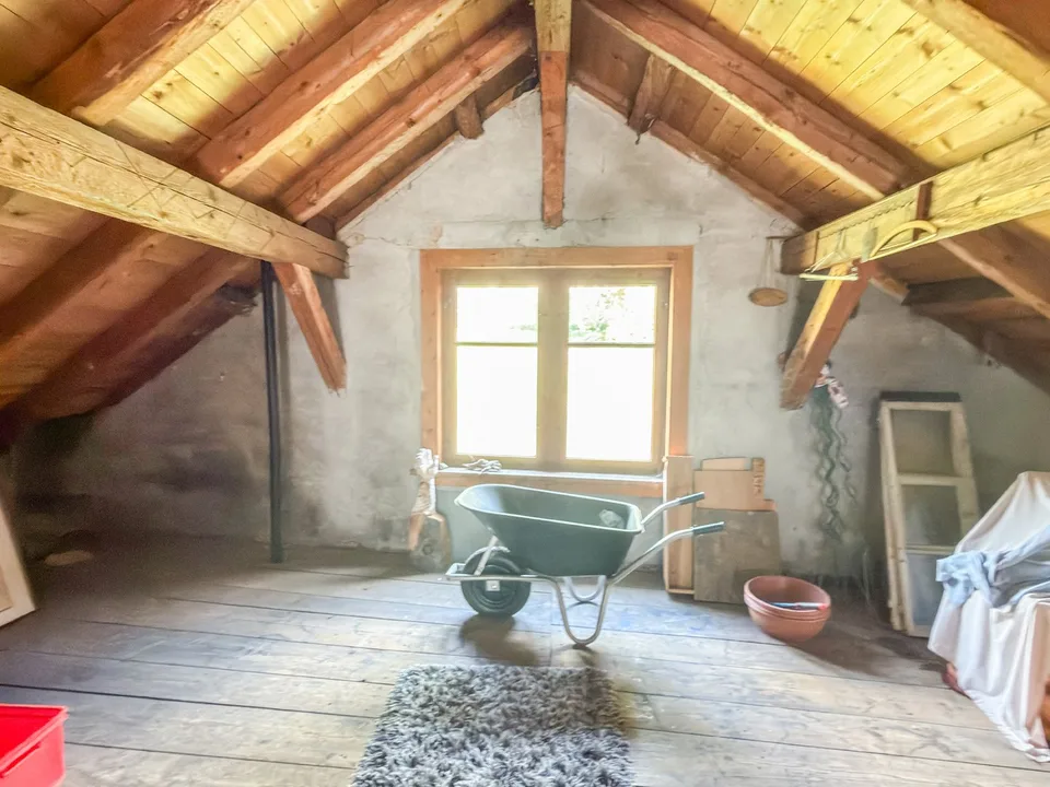 Charmante 5.5-Zimmer-Dachwohnung in Valsot – Historisches Juwel mit Bergflair – Foto 16 von 19