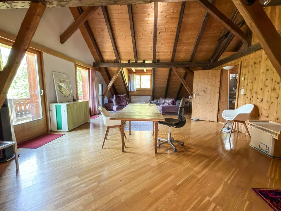 Charmante 5.5-Zimmer-Dachwohnung in Valsot – Historisches Juwel mit Bergflair – Foto 2 von 19