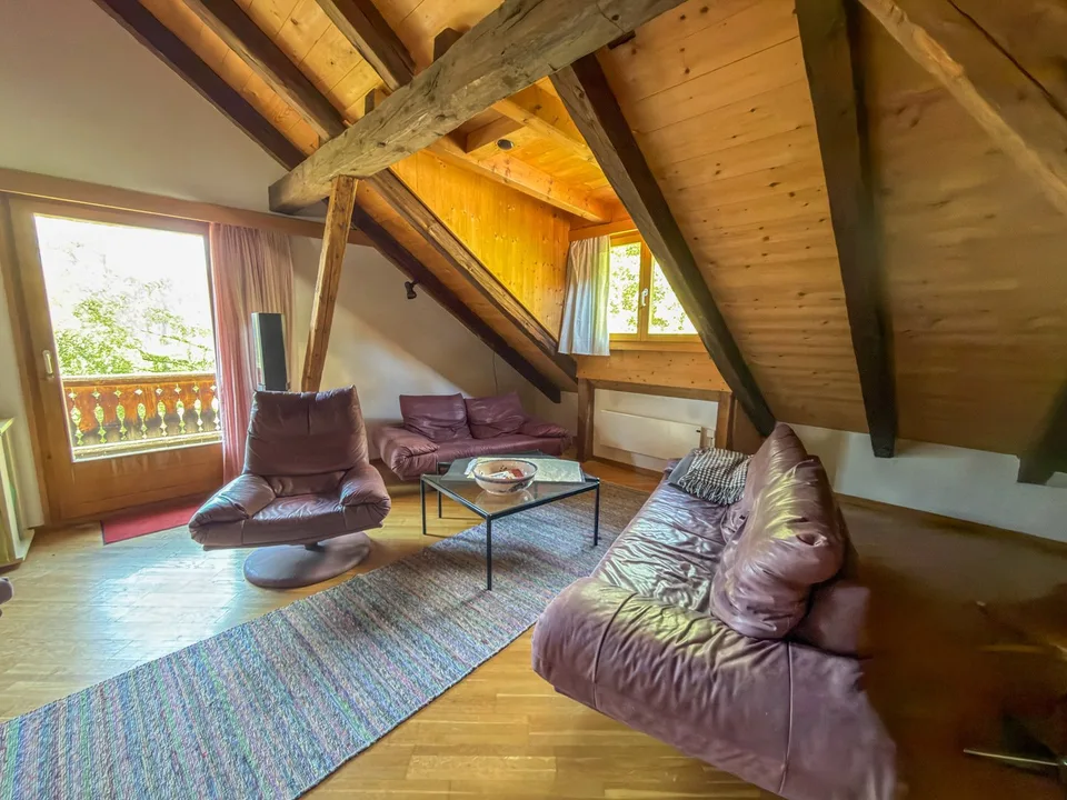 Charmante 5.5-Zimmer-Dachwohnung in Valsot – Historisches Juwel mit Bergflair – Foto 3 von 19