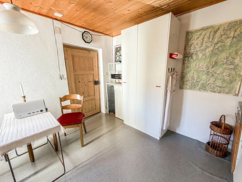 Charmante 5.5-Zimmer-Dachwohnung in Valsot – Historisches Juwel mit Bergflair – Foto 12 von 19