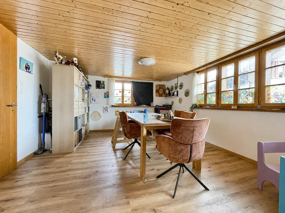 Charmantes 7.5-Zimmer-Chalet an idyllischer Dorflage in Luthern – Foto 3 von 13