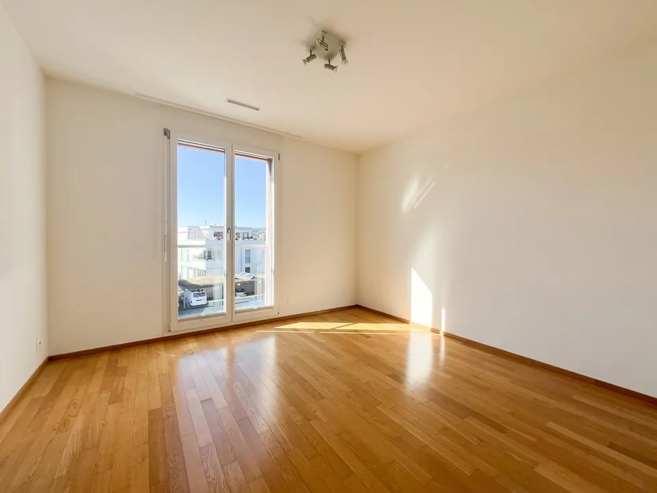 Grosszügige, lichtdurchflutete 4.5-Zimmerwohnung an zentraler Lage – Foto 7 von 15