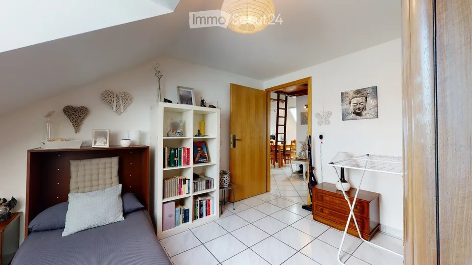 Zu vermieten schönes Dachgeschoß-Apartment mit 3.5 Zimmern und Durchgang – Foto 3 von 5