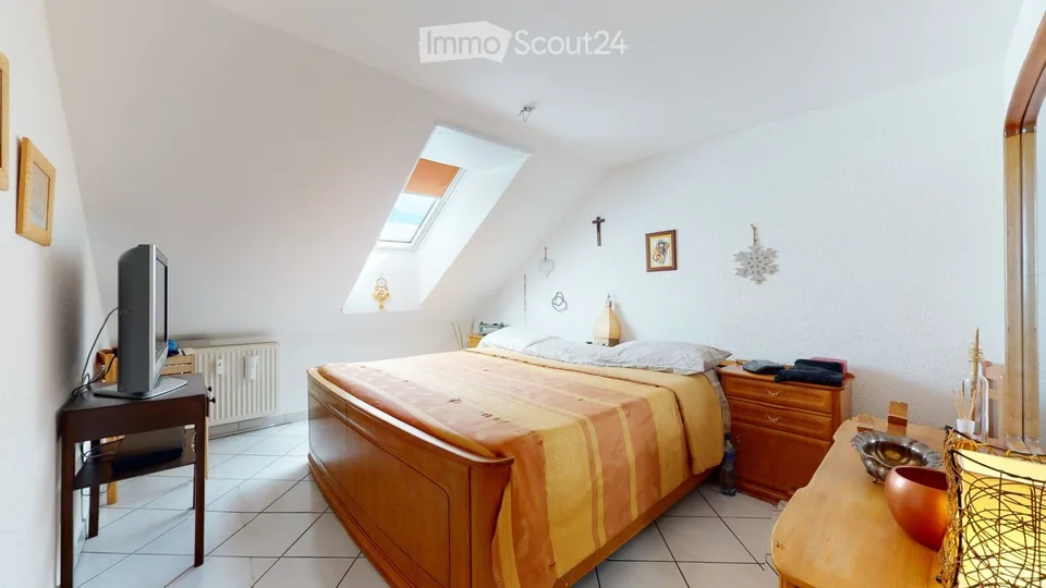 Zu vermieten schönes Dachgeschoß-Apartment mit 3.5 Zimmern und Durchgang – Foto 4 von 5