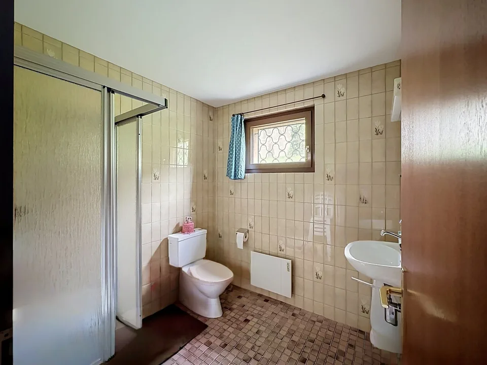 Individual villa with remarkable potential in residential area – photo 4 of 13