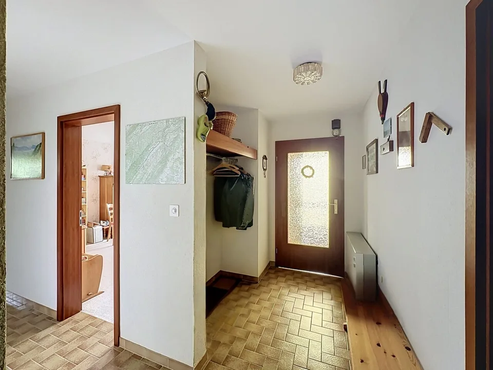 Individual villa with remarkable potential in residential area – photo 2 of 13