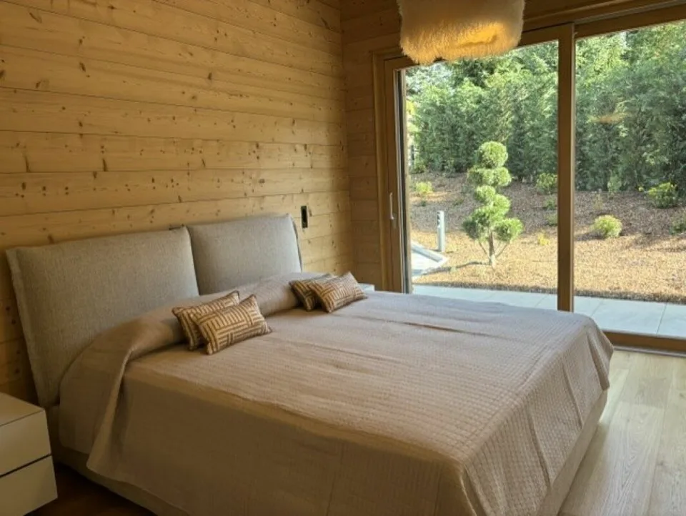 Magnificent Prestige Chalet: golf course in the neighborhood, the Alps on the horizon. – photo 8 of 8