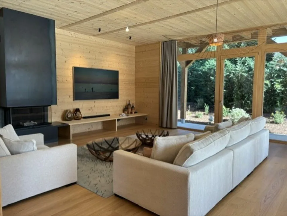 Magnificent Prestige Chalet: golf course in the neighborhood, the Alps on the horizon. – photo 3 of 8