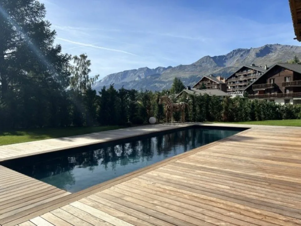 Magnificent Prestige Chalet: golf course in the neighborhood, the Alps on the horizon. – photo 2 of 8