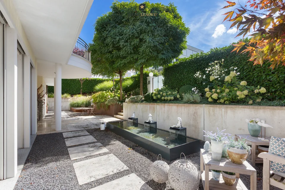Grandiose Luxusvilla mit Pool und Seesicht – Foto 6 von 13