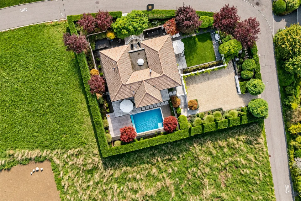 Grandiose Luxusvilla mit Pool und Seesicht – Foto 12 von 13