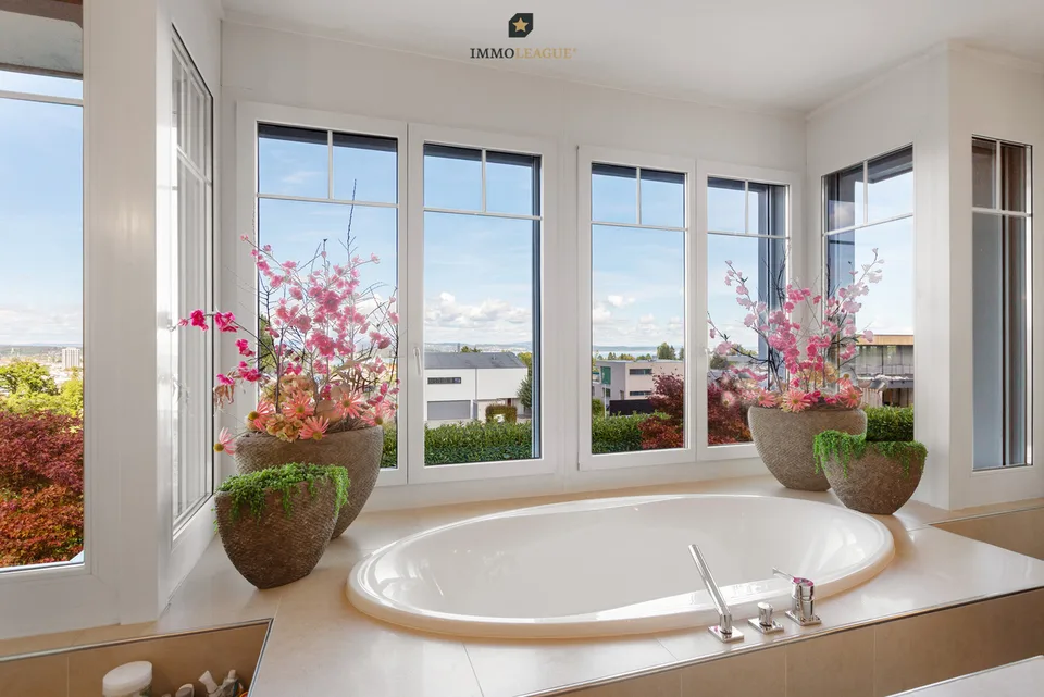 Grandiose Luxusvilla mit Pool und Seesicht – Foto 10 von 13