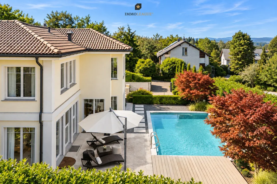 Grandiose Luxusvilla mit Pool und Seesicht – Foto 2 von 13