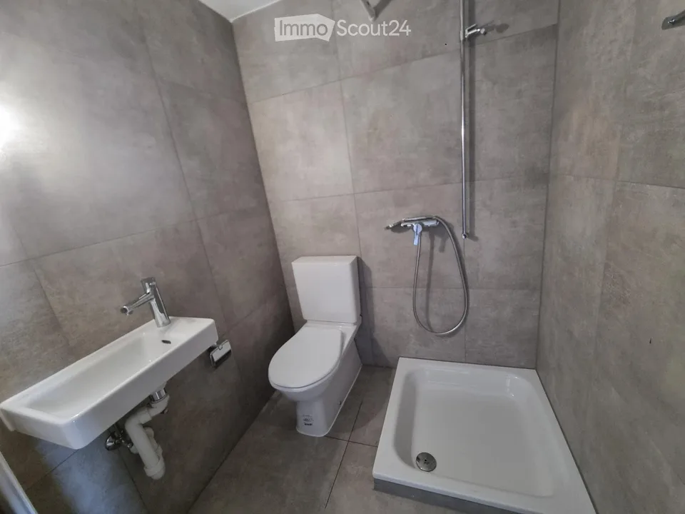 2-Zimmer-Wohnung komplett renoviert, ausgestattete Küche - Zugang zum Garten – Foto 5 von 5