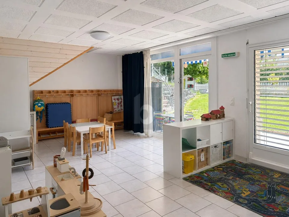 GROßZÜGIGE RÄUMLICHKEITEN UND GARTEN FÜR IHRE KINDERTAGESSTÄTTE – Foto 5 von 6