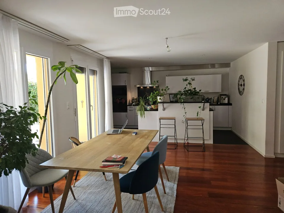 Schönes 4,5-Zimmer-Apartment mit Terrasse und Garten – Foto 3 von 11