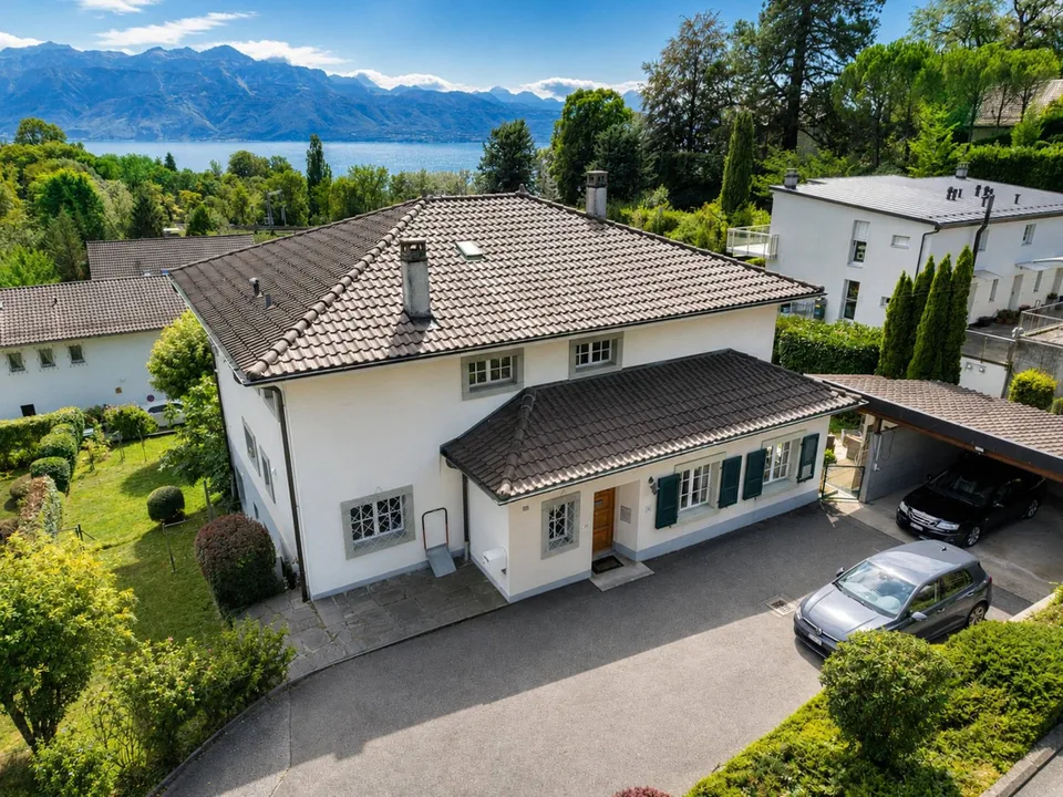 Individual villa with 9.5 rooms and a view of Lake Geneva and the Alps – photo 1 of 26