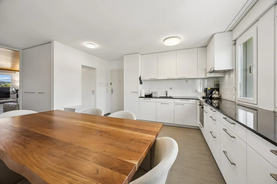Appartement attrayant de 4,5 pièces au dernier étage avec ascenseur et nouvelle cuisine – photo 3 sur 13