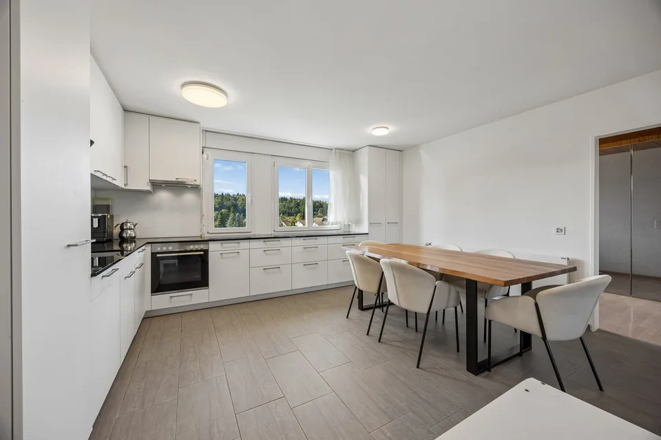 Appartement attrayant de 4,5 pièces au dernier étage avec ascenseur et nouvelle cuisine – photo 2 sur 13