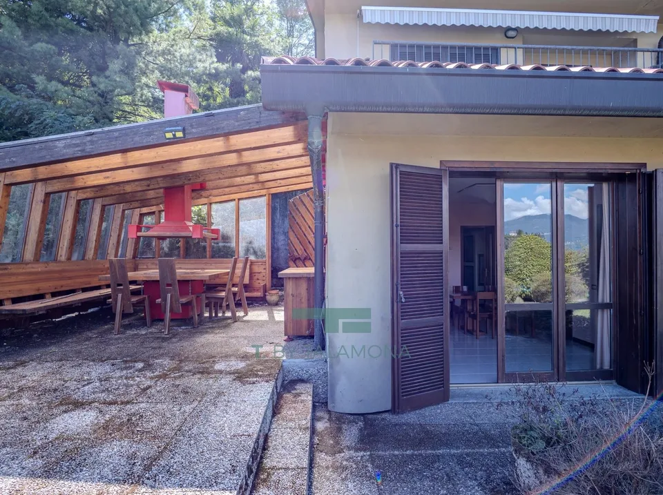 Apartment with private garden and residential complex with swimming pool in Brezzo di Bedero – photo 6 of 13