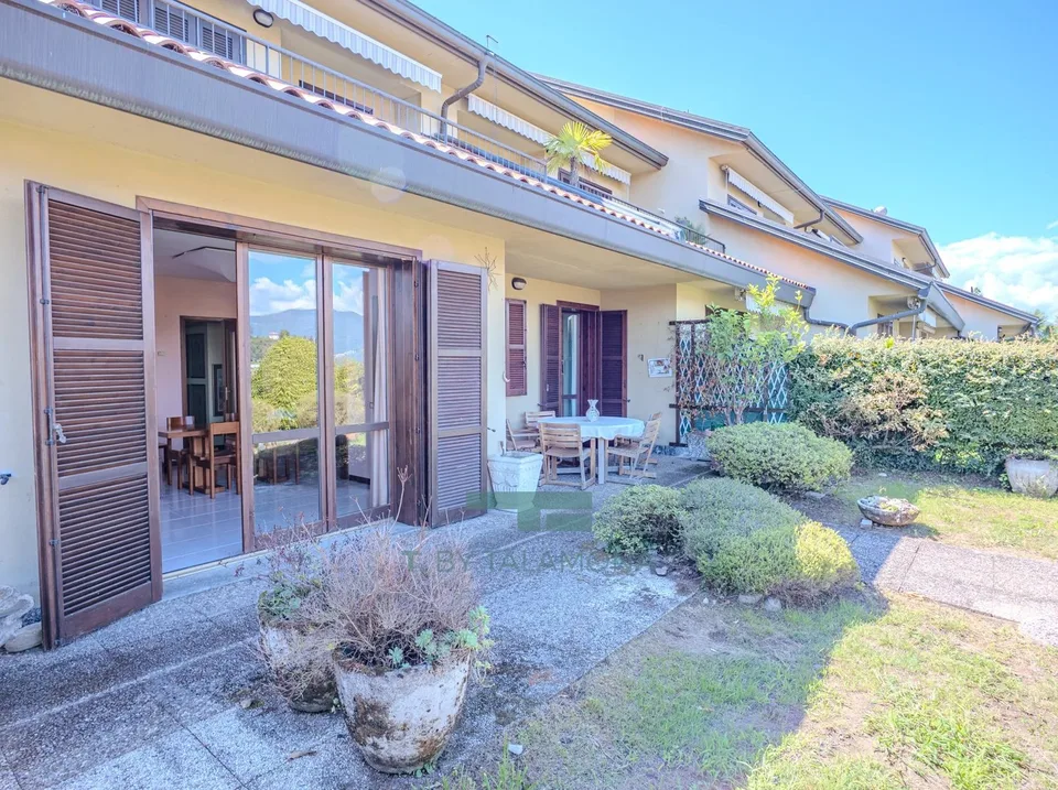 Apartment with private garden and residential complex with swimming pool in Brezzo di Bedero – photo 4 of 13