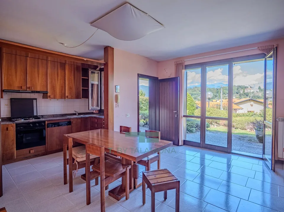 Apartment with private garden and residential complex with swimming pool in Brezzo di Bedero – photo 10 of 13