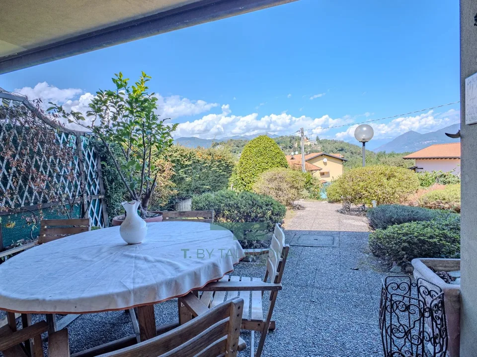 Apartment with private garden and residential complex with swimming pool in Brezzo di Bedero – photo 5 of 13