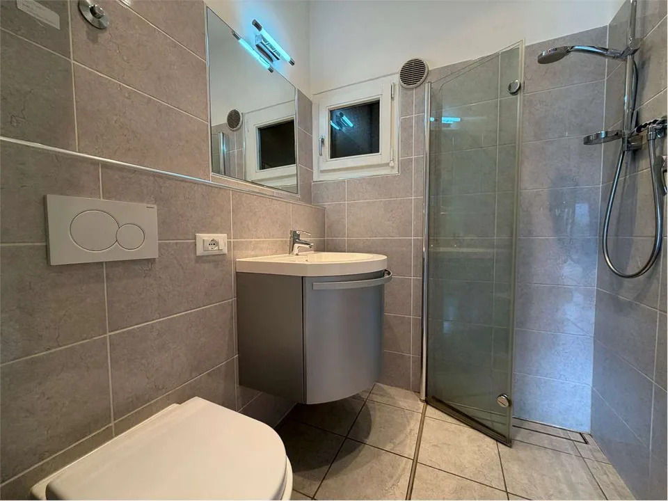 Curato appartamento trilocale con terrazza e splendida vista lago, vic – foto 11 di 13