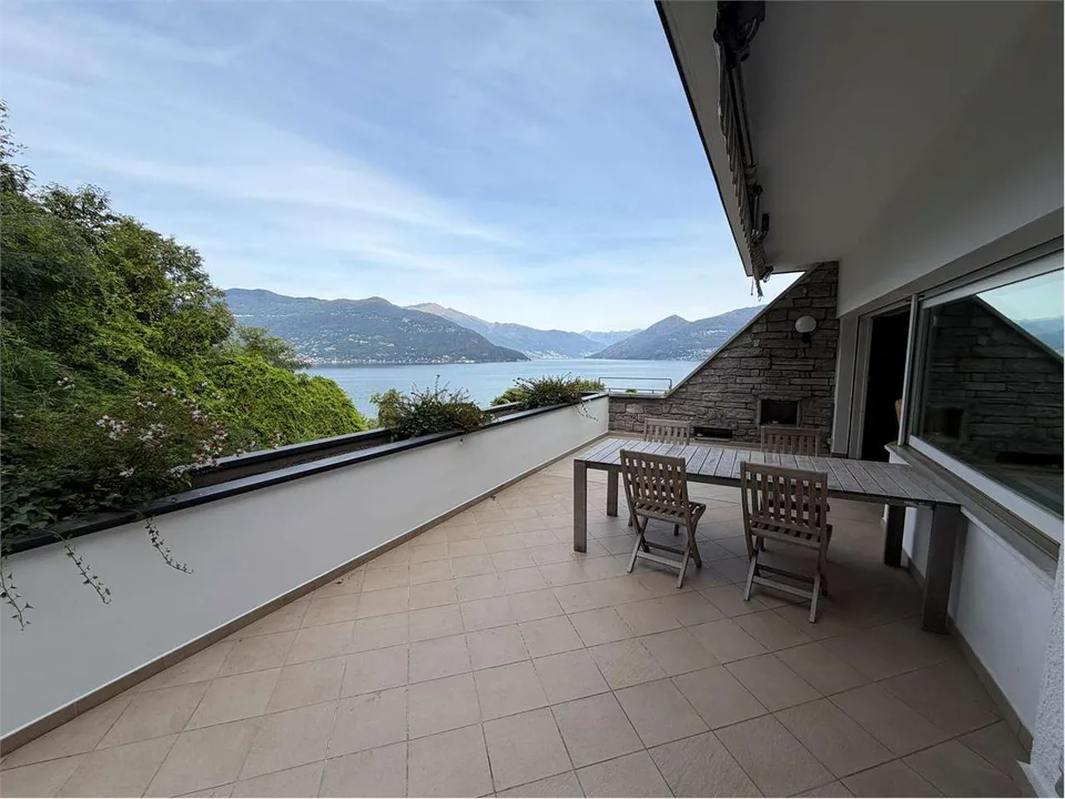 Curato appartamento trilocale con terrazza e splendida vista lago, vic – foto 12 di 13