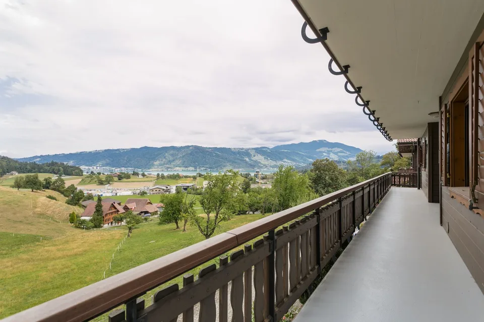 Bijou de 5,5 pièces avec grande cuisine dans un endroit idyllique avec vue sur le lac – photo 10 sur 25