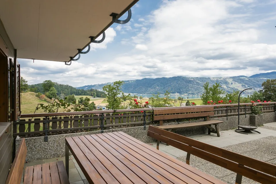Bijou de 5,5 pièces avec grande cuisine dans un endroit idyllique avec vue sur le lac – photo 3 sur 25