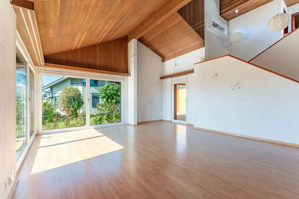 Un endroit ensoleillé avec vue sur les montagnes : Maison unifamiliale avec appartement pour personnes âgées – photo 2 sur 21