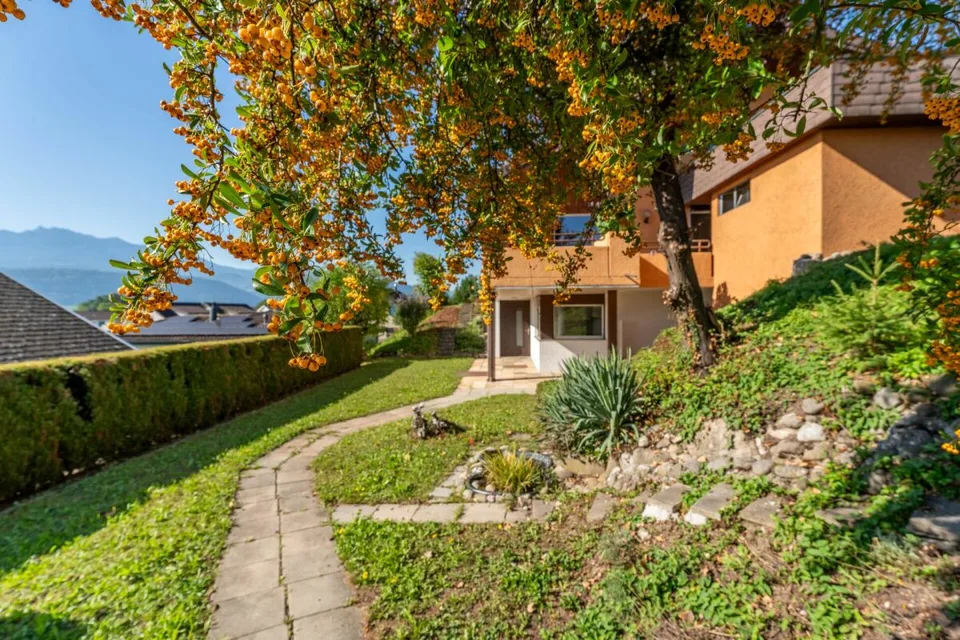 Un endroit ensoleillé avec vue sur les montagnes : Maison unifamiliale avec appartement pour personnes âgées – photo 20 sur 21