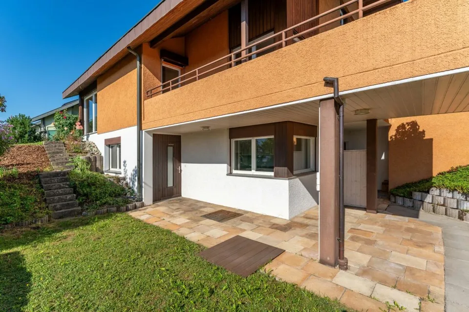 Un endroit ensoleillé avec vue sur les montagnes : Maison unifamiliale avec appartement pour personnes âgées – photo 15 sur 21