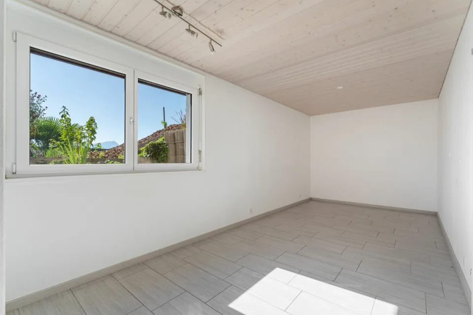 Un endroit ensoleillé avec vue sur les montagnes : Maison unifamiliale avec appartement pour personnes âgées – photo 18 sur 21