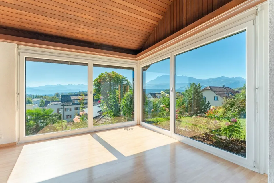 Un endroit ensoleillé avec vue sur les montagnes : Maison unifamiliale avec appartement pour personnes âgées – photo 4 sur 21