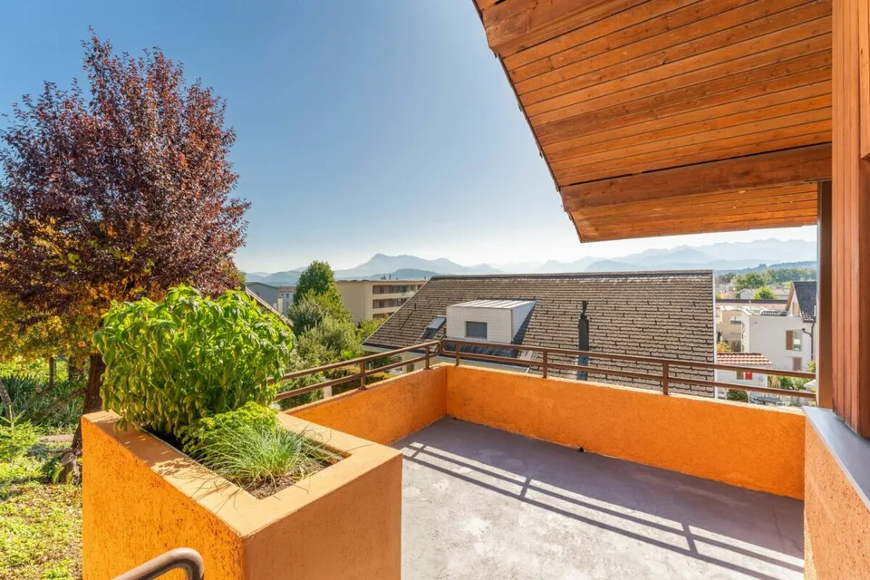 Un endroit ensoleillé avec vue sur les montagnes : Maison unifamiliale avec appartement pour personnes âgées – photo 10 sur 21