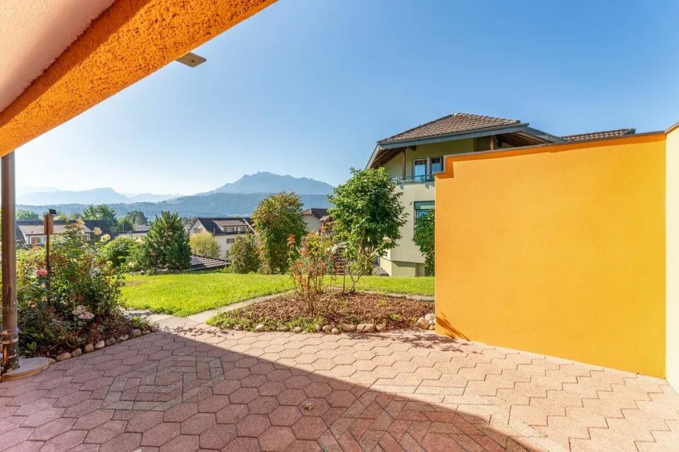 Un endroit ensoleillé avec vue sur les montagnes : Maison unifamiliale avec appartement pour personnes âgées – photo 3 sur 21